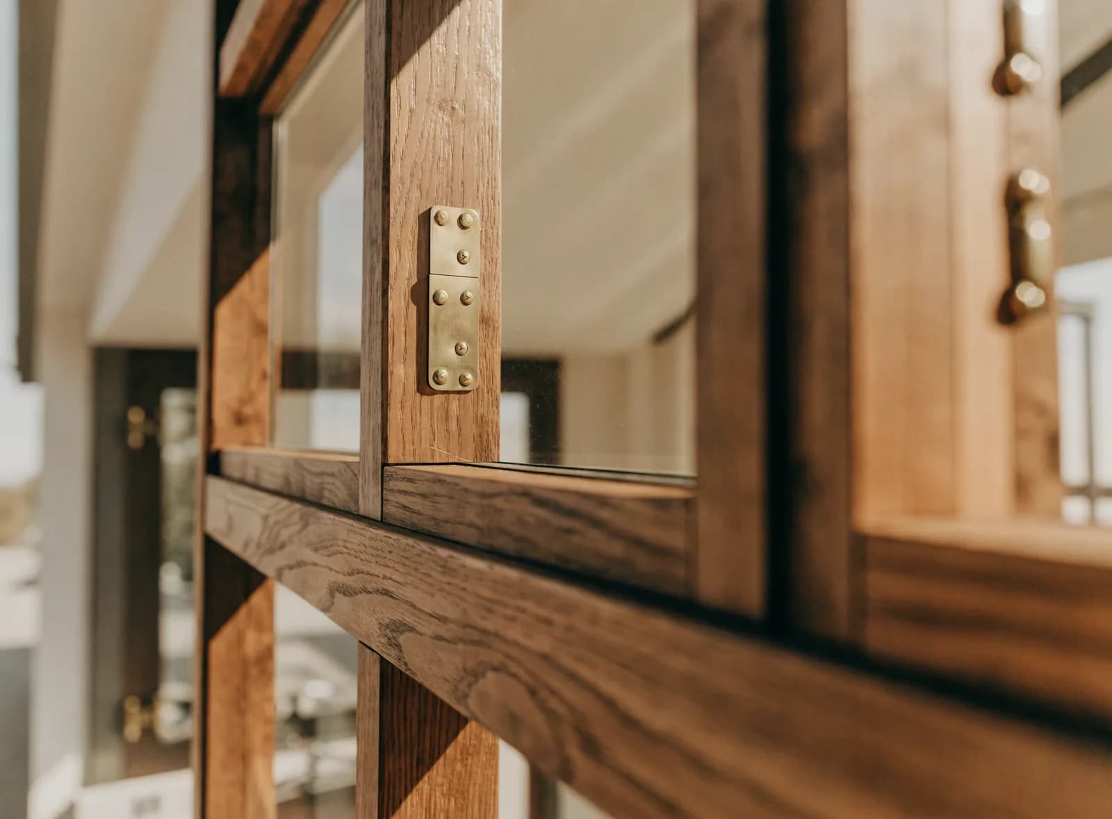 Detail eines hochwertigen Holzfensters mit Messingbeschlag
