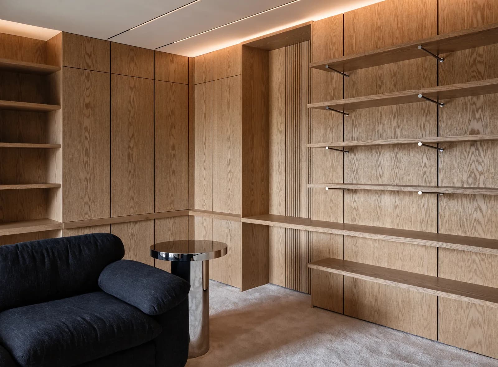 Moderner Innenausbau mit Eichenholz-Wandverkleidung und Regalen