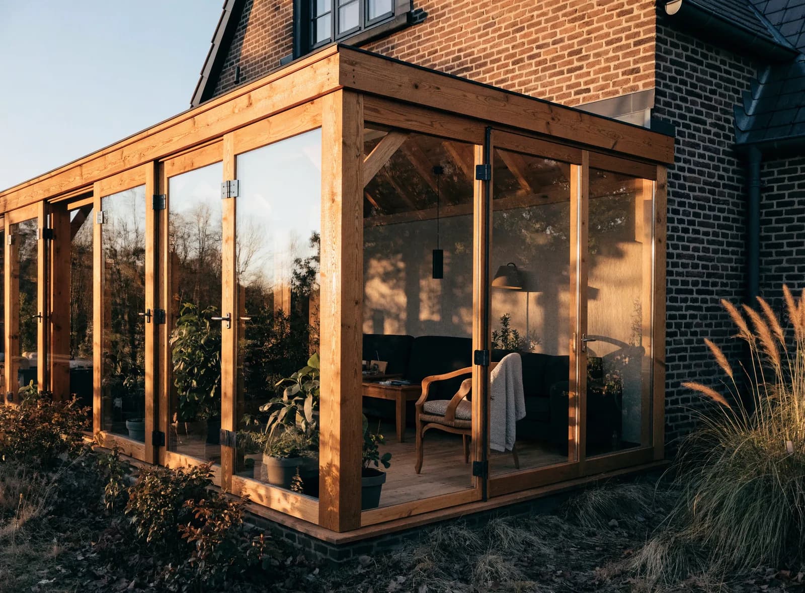 Wintergarten aus Holz und Glas an einem ostfriesischen Backsteinhaus
